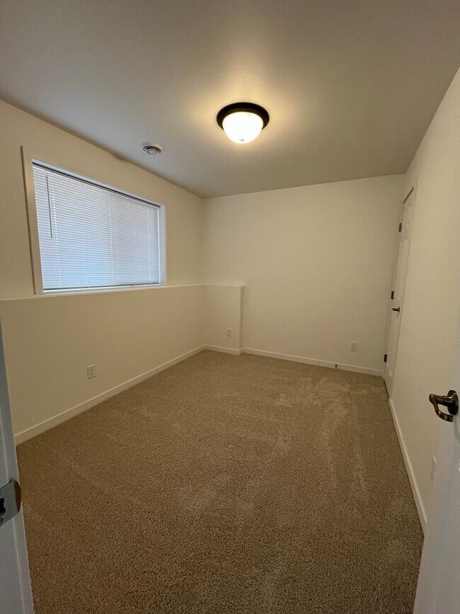 Building Photo - 3 Bed 3 Bath Townhome