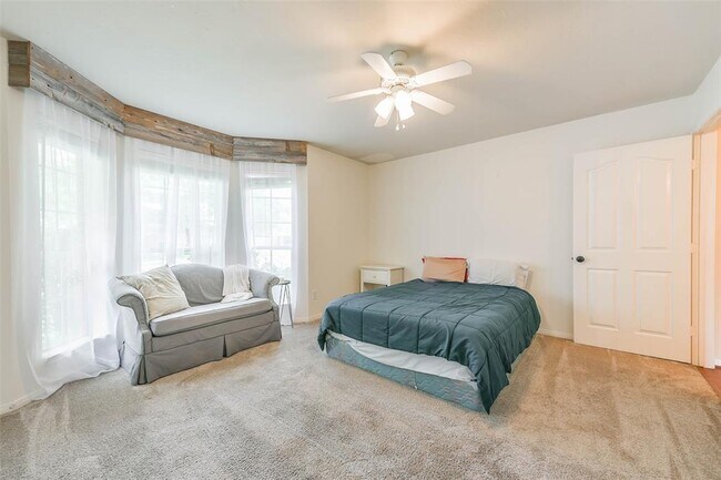 Building Photo - 501 Pine Bluff Dr