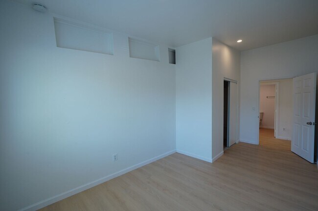 Building Photo - 1443 N Riverside Ave