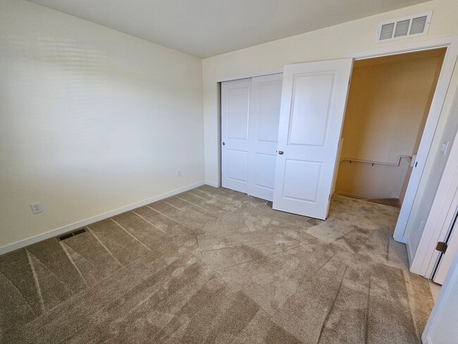 Building Photo - Like new 2Bed, 2.5 Bath with Den/Office To...