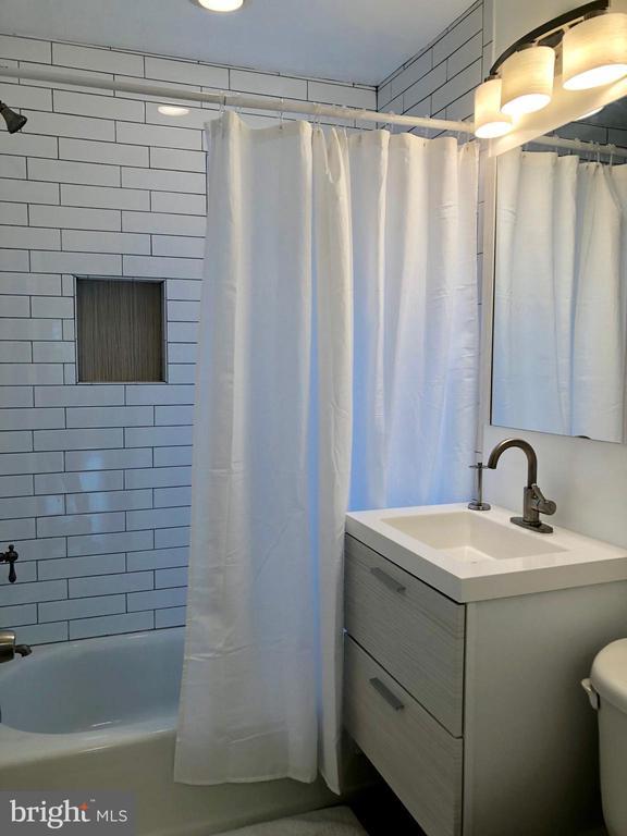 Building Photo - 22 E Reed Ave