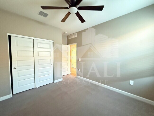 Building Photo - 1053 E Horro Rd