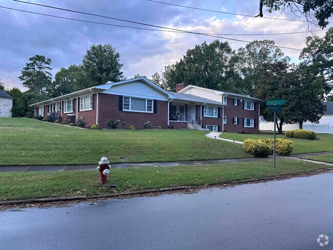 Building Photo - 300 Edgedale Dr