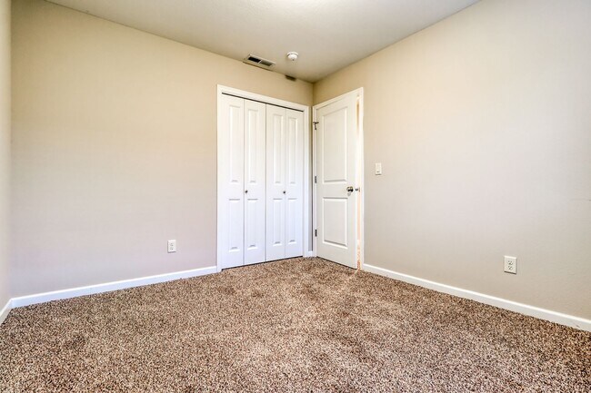 Building Photo - Spacious 4br/2.5ba house with garage in well maintained neighborhood