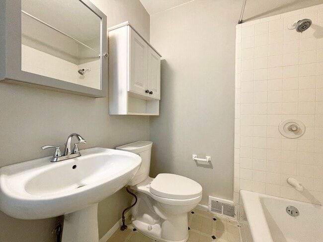 Building Photo - Darling Updated Cottage Near Liberty Park!