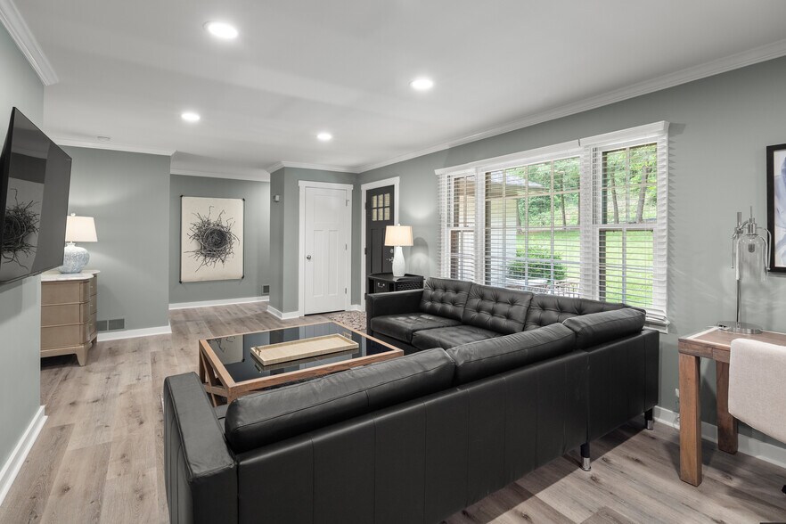 Open Concept Living Area W Abundant Natural Light - 116 Overlook Rd
