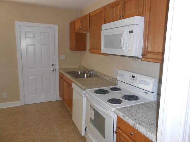 Building Photo - Cute 2 bed 1 bath half duplex
