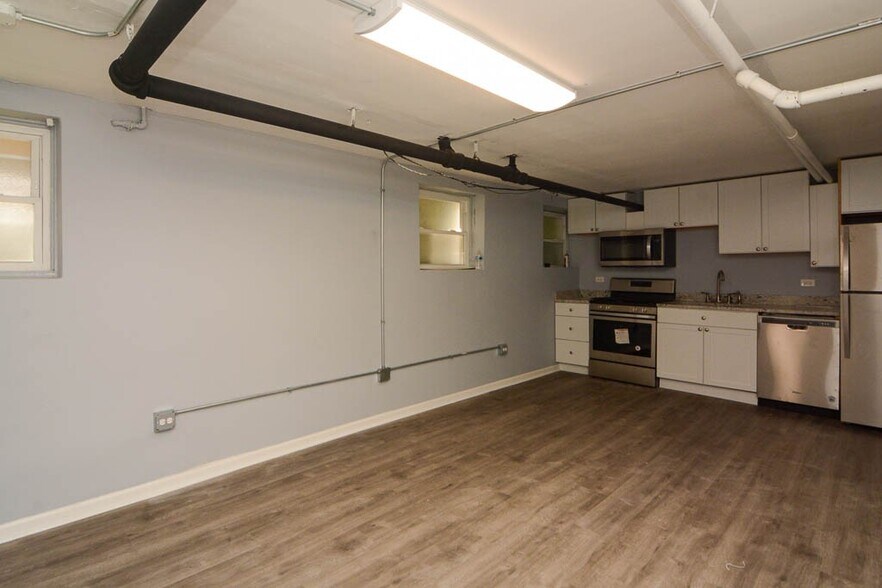 Building Photo - 5534 N Artesian Ave