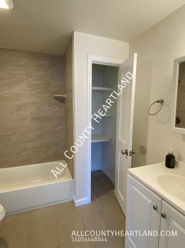 Building Photo - 1401 N Independence Ave