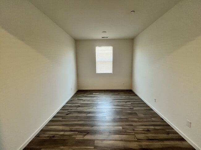 Building Photo - 680 Bilston Dr