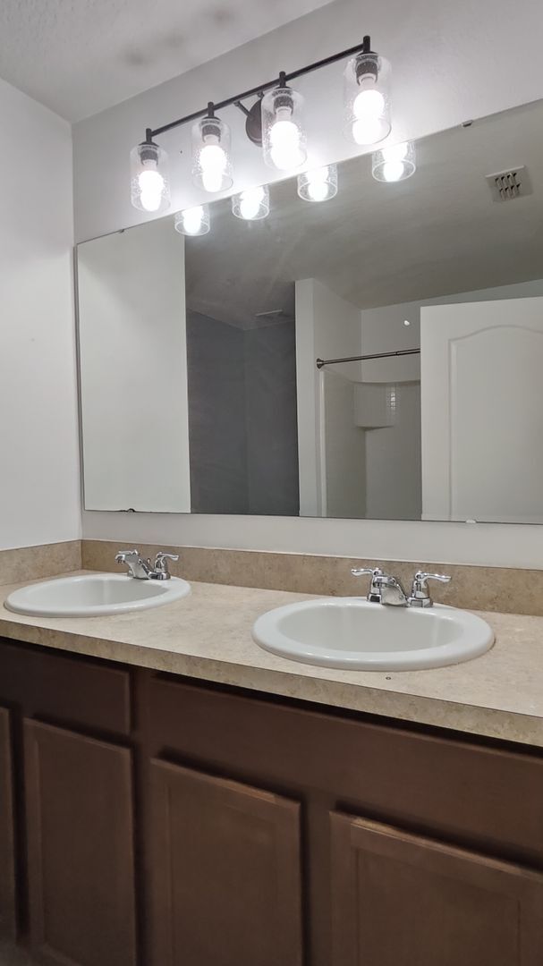 Building Photo - Prime Longwood Living 2-Bed, 2.5-Bath Townhome Near Shops & Dining