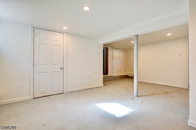 Building Photo - 58 Zeliff Ave