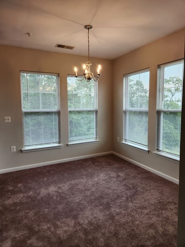 Building Photo - Bright Two Bedroom Condo
