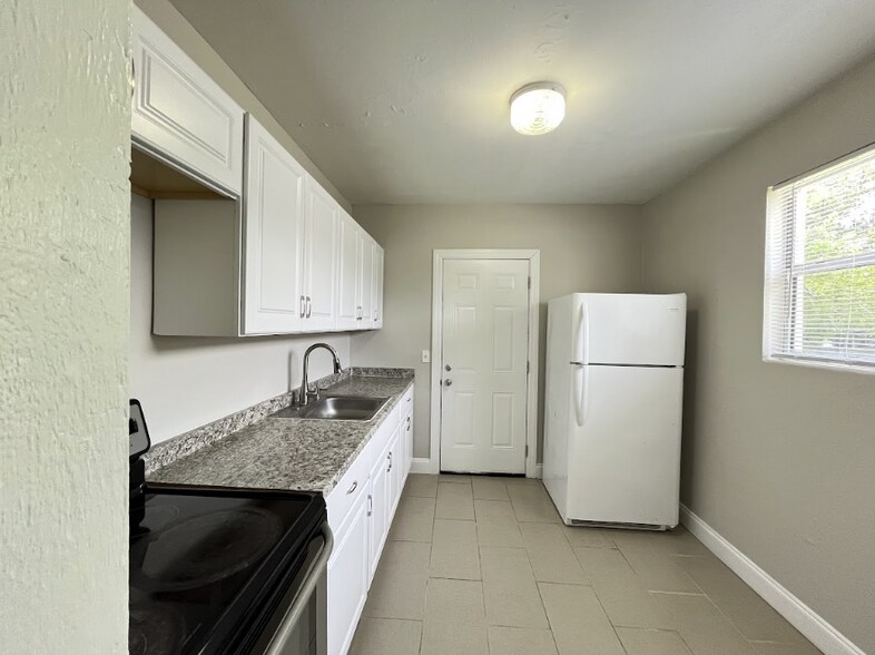 Building Photo - 1635 Brookview Dr S