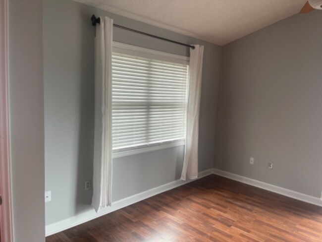 Building Photo - 484 Lazywood Ln