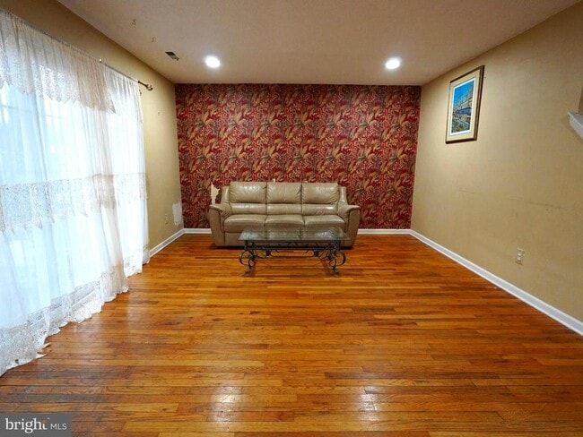 Building Photo - 51 Hollybrooke Dr