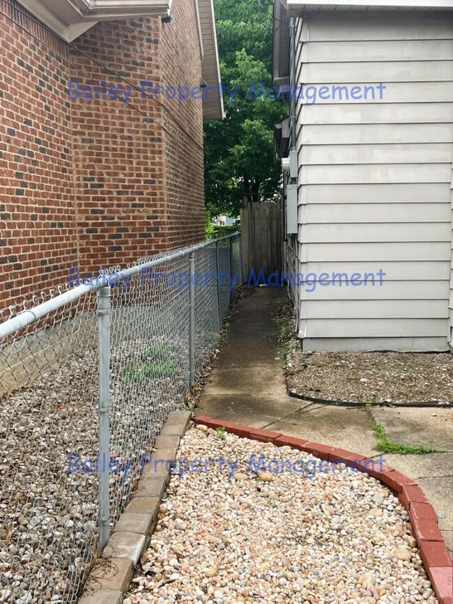 Building Photo - 537 E Oak St
