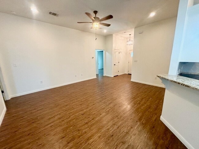 Building Photo - 713 Maple Ln