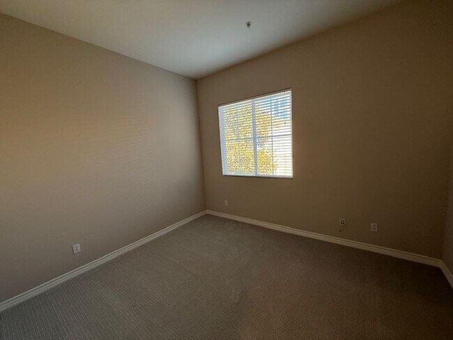 Building Photo - Condo in highly sought-after Vantage Commu...