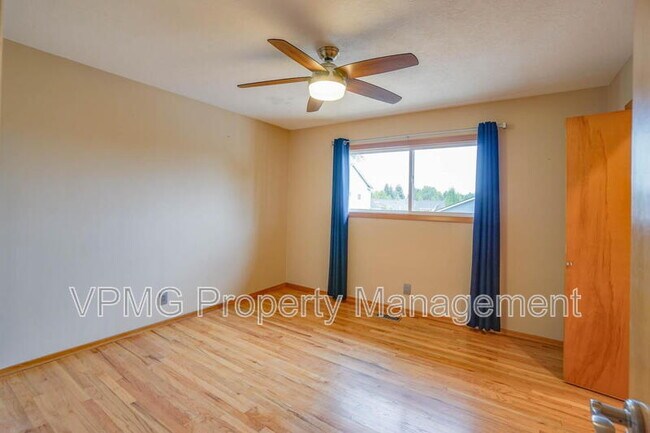 Building Photo - 6904 NE 70th St