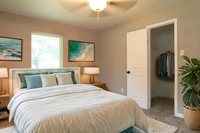 Building Photo - Splendora  Beauty on 2 Acres