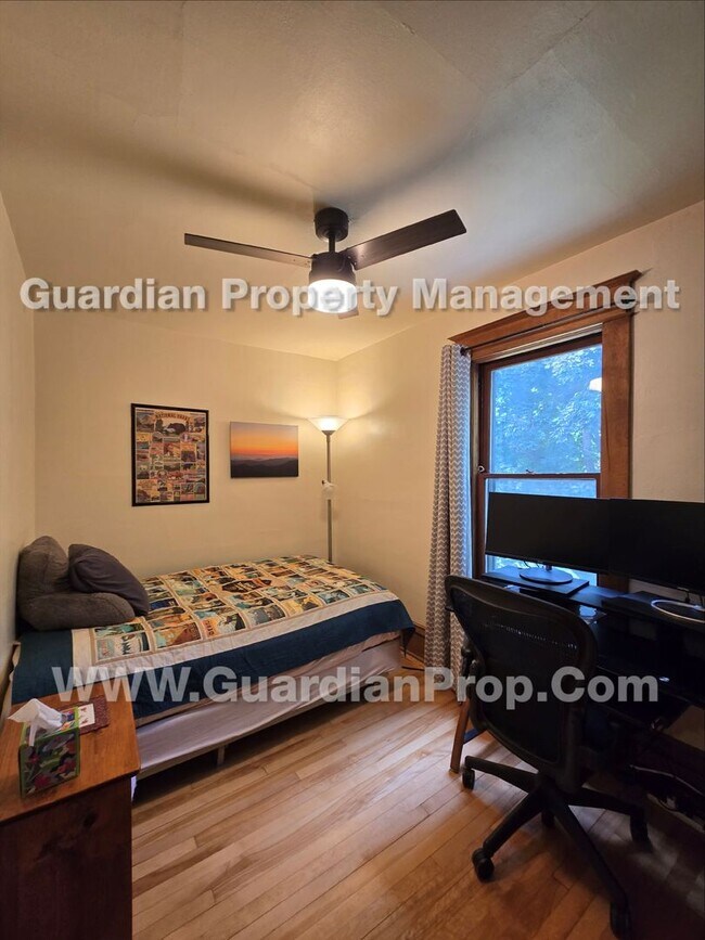 Building Photo - House Available Sep 1st, Move in special for Sep move-in! Updated Kitchen & Baths, Large Fenced Y...