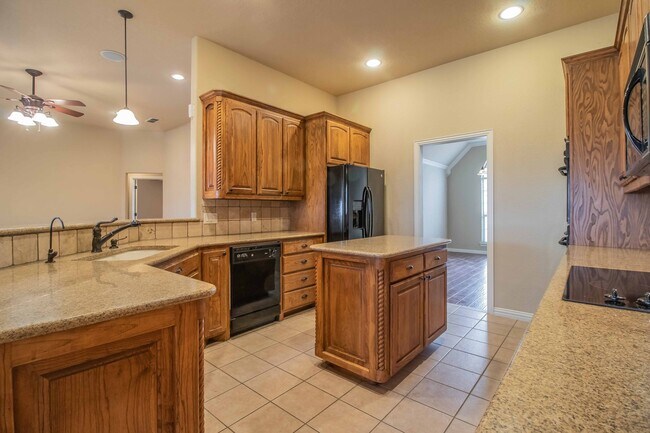 Building Photo - Beautiful Traditional Home on Over an Acre in Weatherford!