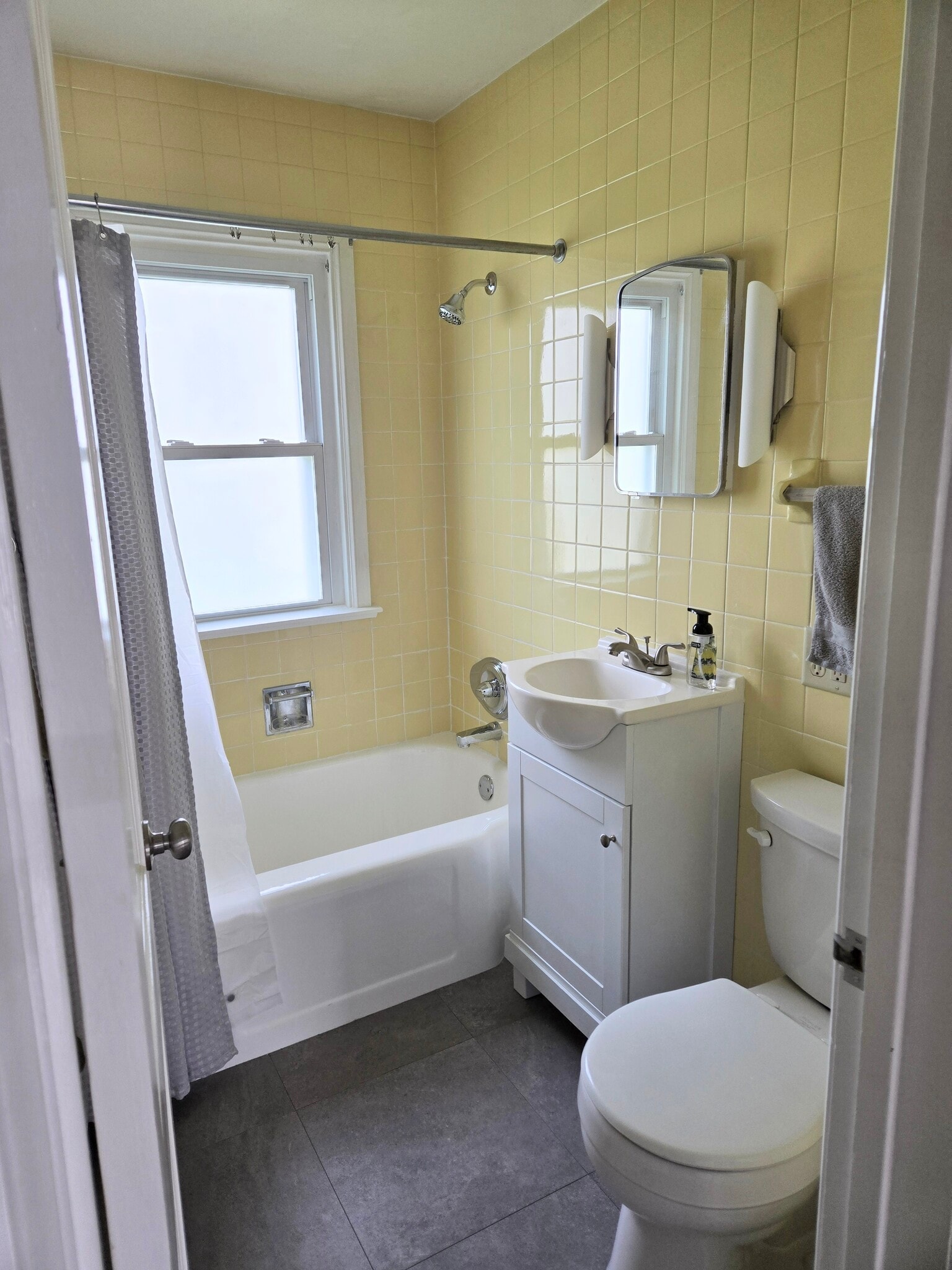 Bathroom - 920 Erie Ave