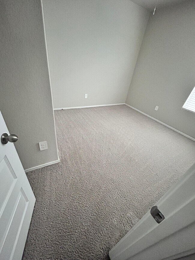 Building Photo - 596 Jennifer Wy