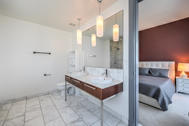 Building Photo - 4471 Dean Martin Dr