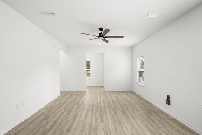Building Photo - 231 Stagerbush St