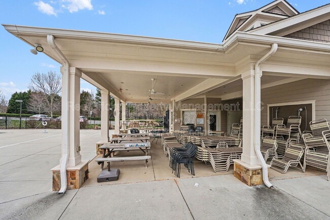 Building Photo - 1349 Middlecrest Dr NW