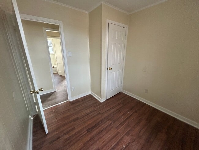 Building Photo - 3 Bedroom and 1 bath Central air and heat