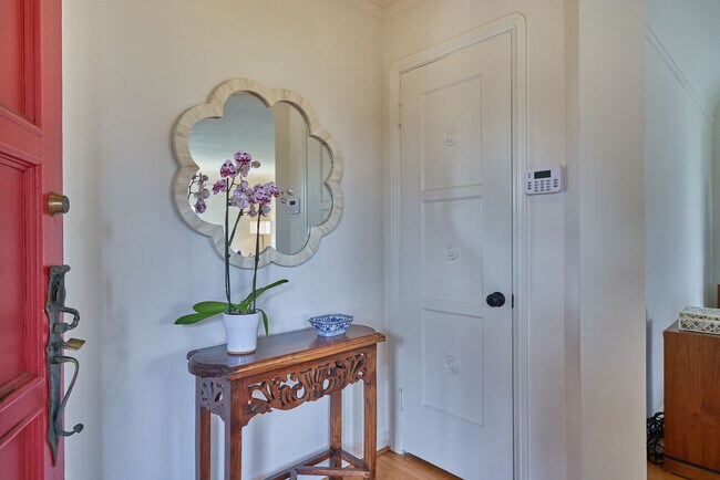 Building Photo - 1237 Hi Point St