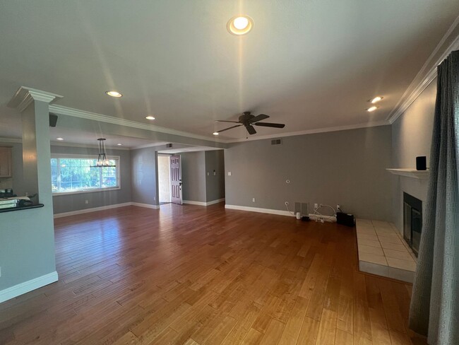 Building Photo - First Time Rental! 3 Bed, 2 Bath single story