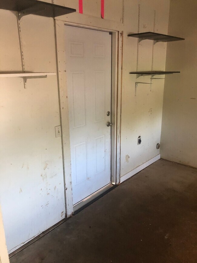 Building Photo - CLYDE AMERICA!  3 bed 1 bath 1 car garage!...