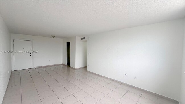 Building Photo - 666 W 81st St