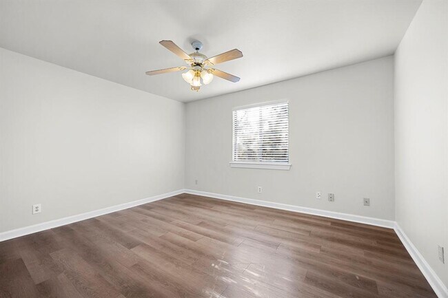 Building Photo - 208 S Cougar Ave