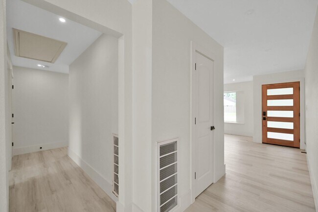 Building Photo - 6026 Willowbend Blvd