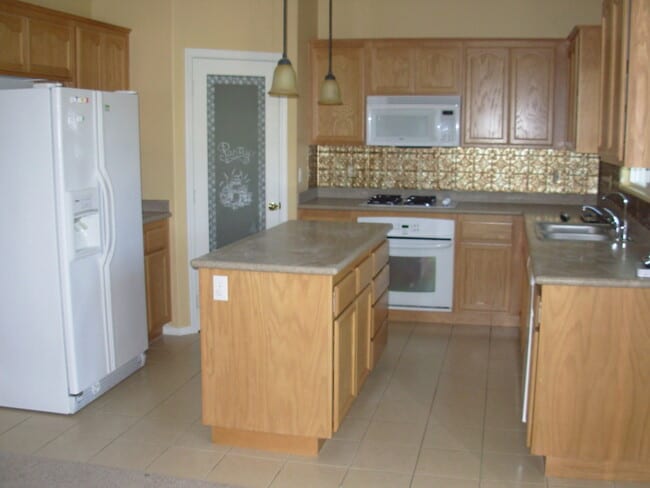 Building Photo - Spacious and Clean  Four Bedroom, Two Bath with attached 3 car garage home in Nipomo