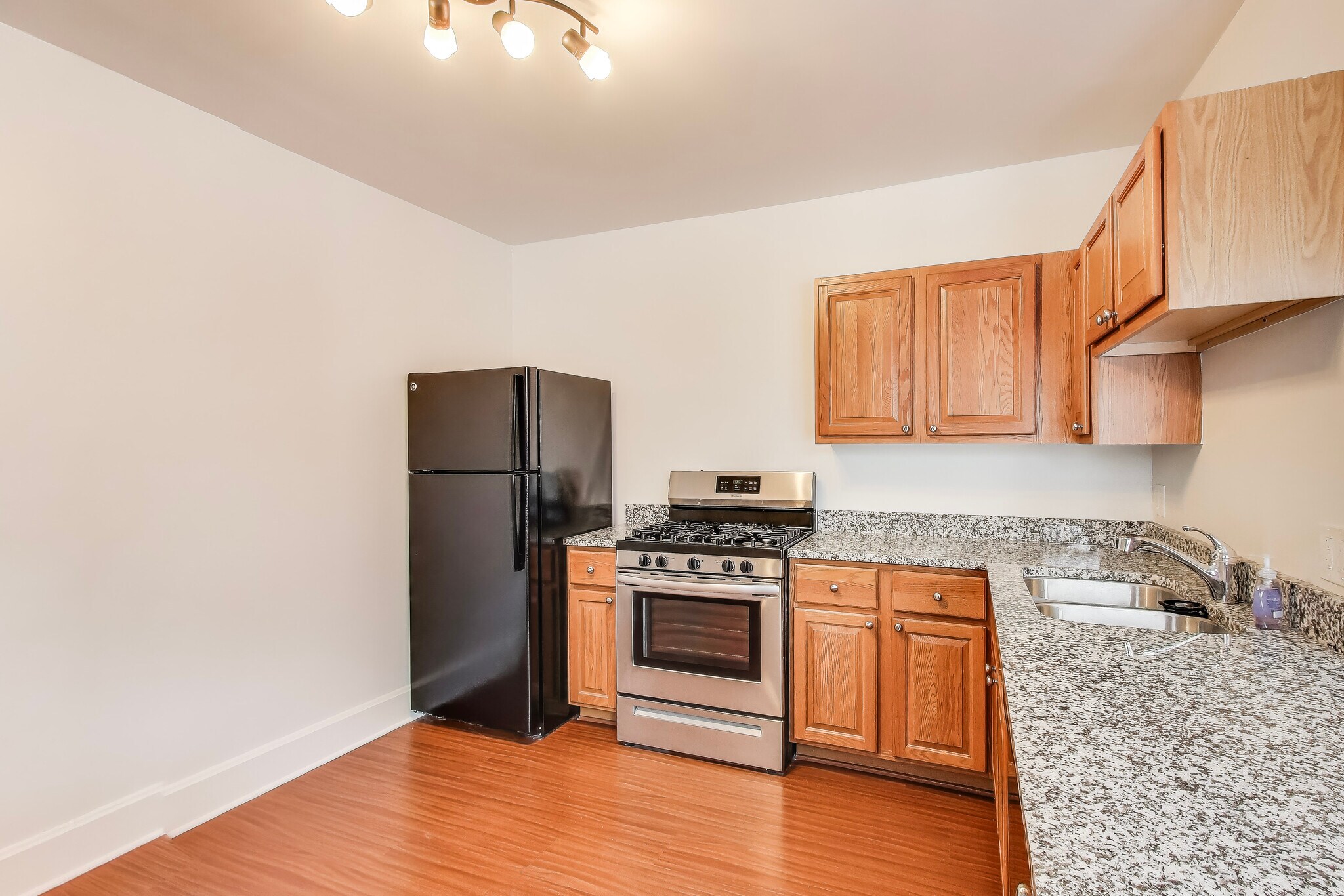 Building Photo - 1424 Lake St