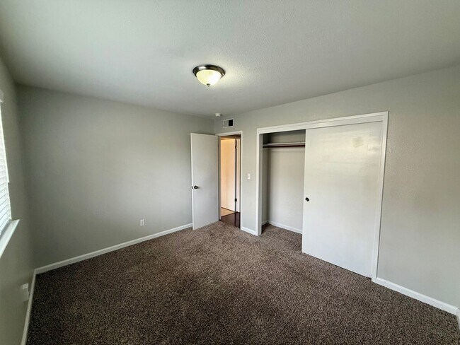 Building Photo - Single story home with vaulted ceilings!