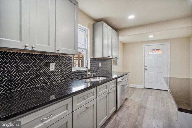 Building Photo - 451 King St