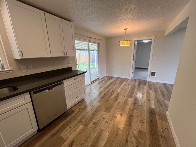 Building Photo - Recently Renovated Spacious Rambler with M...