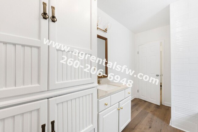 Building Photo - 3 Bedroom House