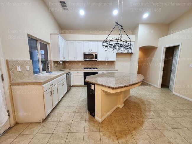 Building Photo - Spacious 4 bedroom 2 bathroom home located in the Ashton Falls community