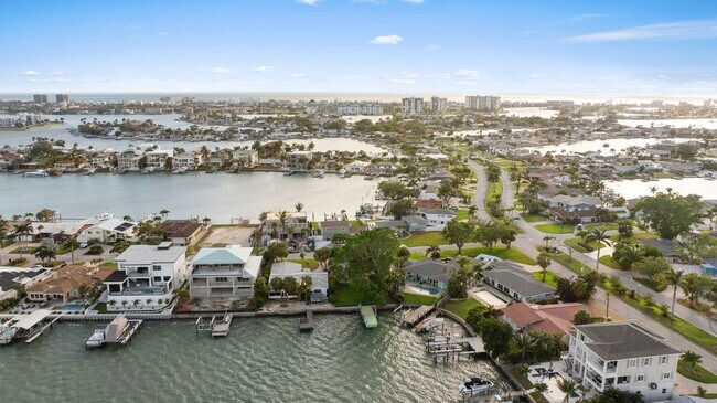Building Photo - Waterfront 3 Bedroom in Yacht Club Estates