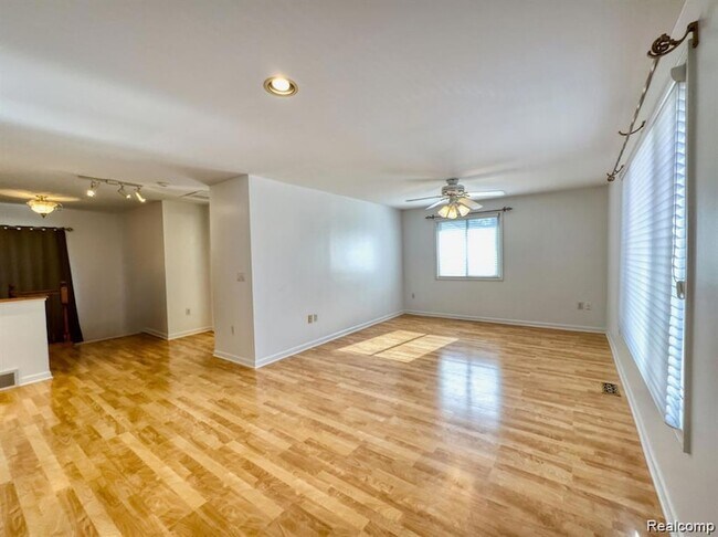 Building Photo - 806 N Altadena Ave