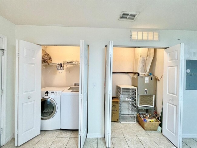 Building Photo - Beautiful 3BR/2.5BA Corner Townhome in Hai...