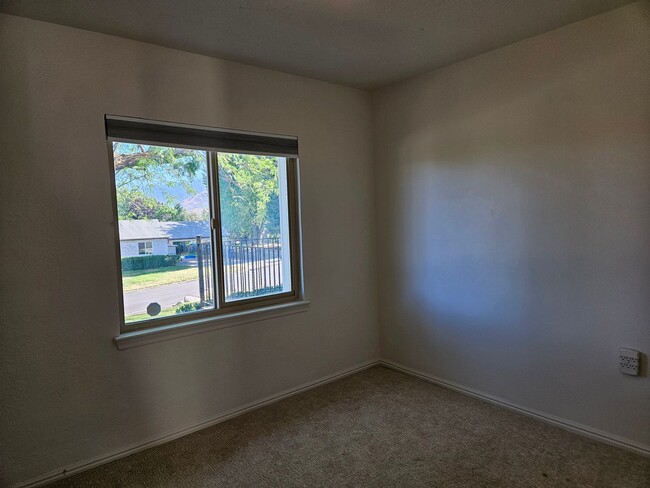 Building Photo - Beautiful 3 Bedroom/2 Bathroom in Bountiful